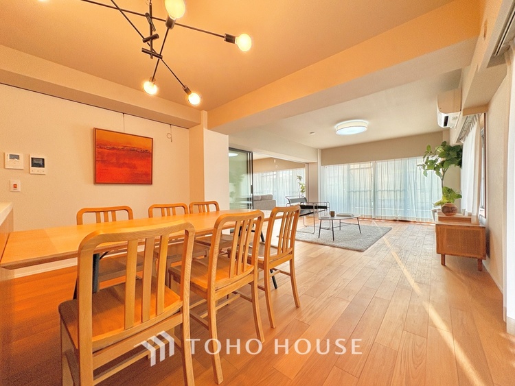 内装 ここにはみんなが集い、食事と楽しい会話が始まる。