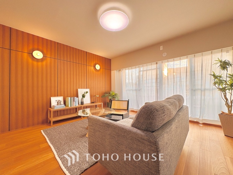 内装 ここにはみんなが集い、食事と楽しい会話が始まる。話に夢中になりすぎて、ついつい時を忘れ夜半過ぎになってしまう。そんな束の間の幸せを感じさせてくれる場所でありたい。