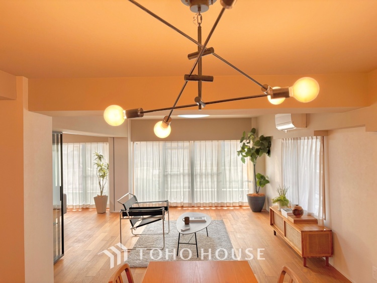 内装 ここにはみんなが集い、食事と楽しい会話が始まる。話に夢中になりすぎて、ついつい時を忘れ夜半過ぎになってしまう。そんな束の間の幸せを感じさせてくれる場所でありたい。