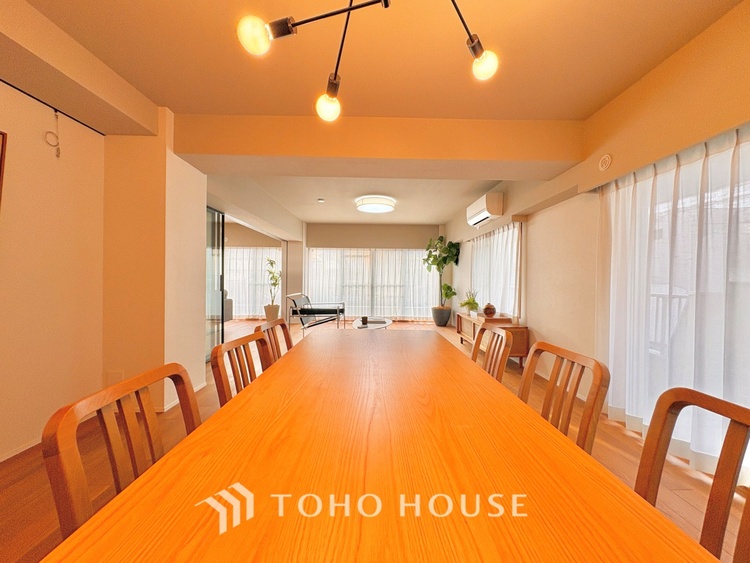 内装 ここにはみんなが集い、食事と楽しい会話が始まる。話に夢中になりすぎて、ついつい時を忘れ夜半過ぎになってしまう。そんな束の間の幸せを感じさせてくれる場所でありたい。