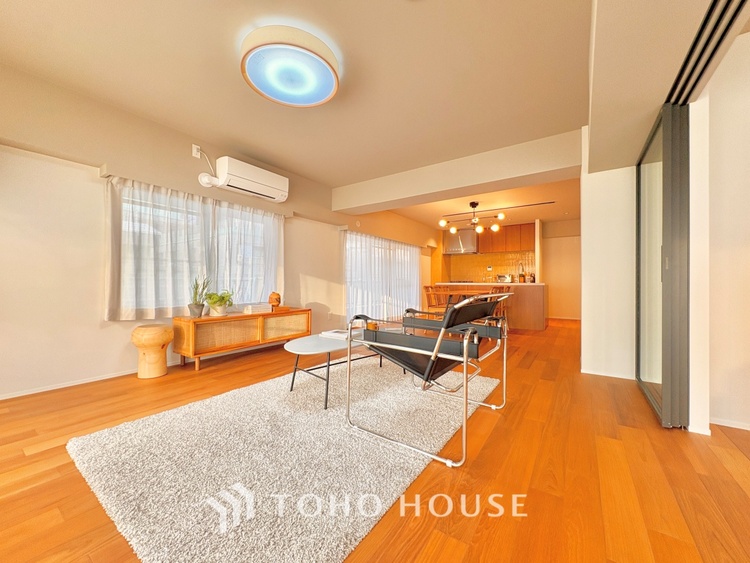 内装 ここにはみんなが集い、食事と楽しい会話が始まる。話に夢中になりすぎて、ついつい時を忘れ夜半過ぎになってしまう。そんな束の間の幸せを感じさせてくれる場所でありたい。