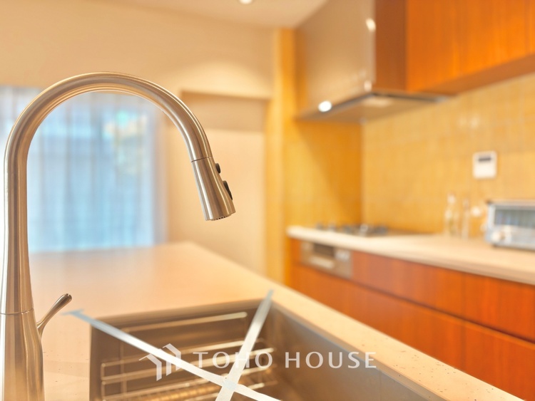 キッチン 【Kitchen】調理しながらもご家族のお顔が見れるカウンターキッチン。ついつい料理中お子様の様子が気になるもの。安心してお料理に取り組んでいただけます。会話だって自然とはずむはず。