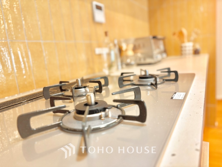 キッチン 【Kitchen】キッチンは家族の絆を育む大切な空間。シンプルで使い易いSystemKitchenで愉しく作る料理は愛情のある美味しいご馳走に。