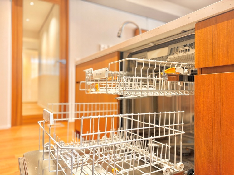 キッチン ◆食洗機◆お子様の面倒を見れる時間が増え時短になります。加えて手荒れも防げてしかも節水が高い為、大変人気があり重宝します。