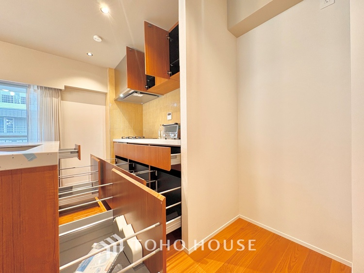 キッチン キッチンは家族の絆を育む大切な空間。シンプルで使い易いシステムキッチンで愉しく作る料理は愛情のある美味しいご馳走に。家族で使えるダイニングキッチンです。