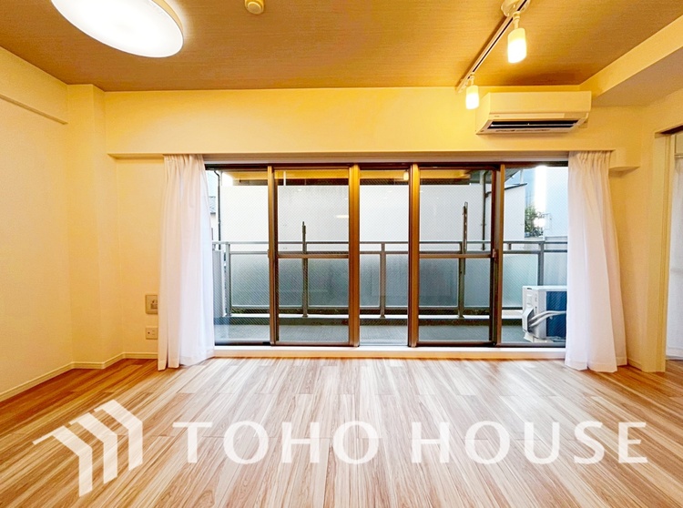 内装 忙しい朝でも、しっかり家族が揃って食事をして頂けるゆとりある大きさのダイニングスペース。