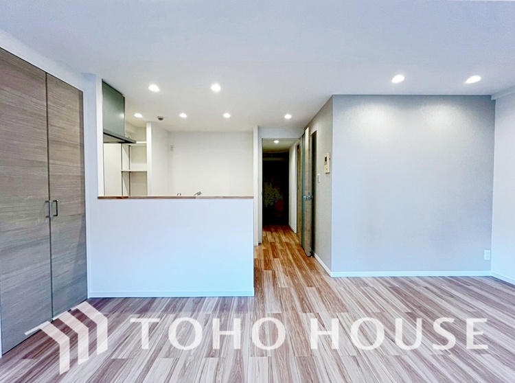 内装 ◆瀟洒な空間◆落ち着きのある彩が見事に調和させた瀟洒な空間を演出。ここに集まる家族の会話と笑顔が絶え間なく続く幸せな空間。