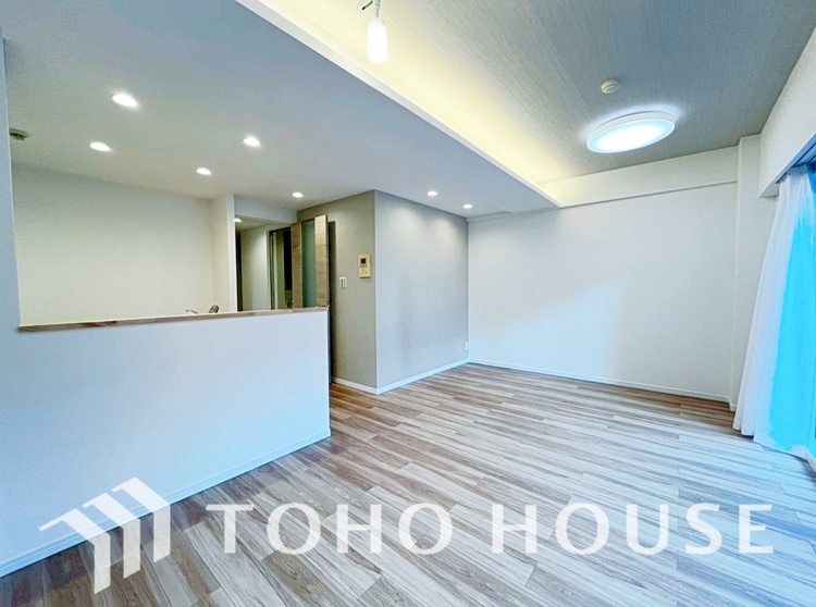 内装 ここはみんなが集い、食事と楽しい会話が始まる場所。話に夢中になりすぎて、ついつい時を忘れ、夜半過ぎになってしまう。そんな束の間の幸せを感じさせてくれます。