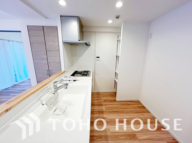 キッチン 手元の収納から、足元の収納までが全てスライド式で、奥のスペースまで有効に活用できます。奥まで上から見渡せるので、たまにしか使わない調理器具もサッと取出せます。