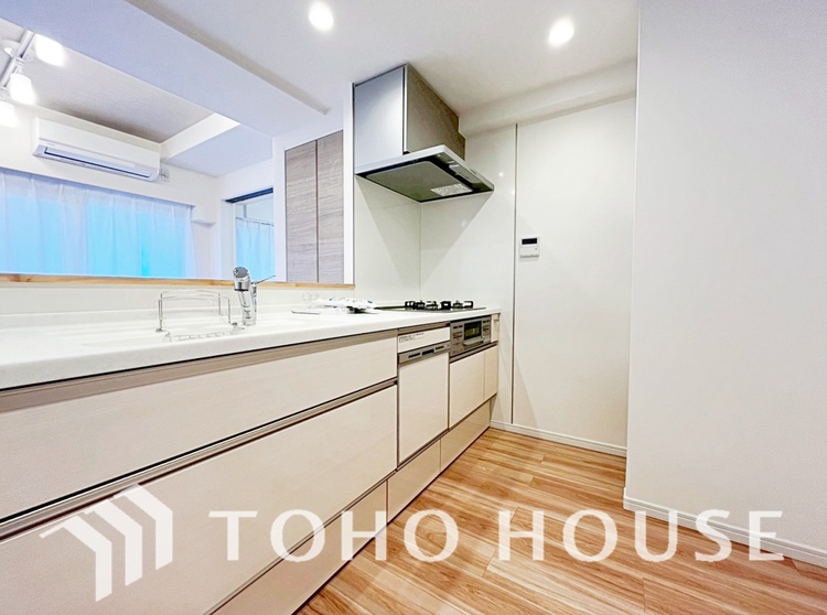 キッチン ◆愛育◆キッチンは家族の絆を育む大切な空間。シンプルで使い易いSystemKitchenで愉しく作る料理は愛情のある美味しいご馳走に。家族で使える広々としたダイニングキッチンです。