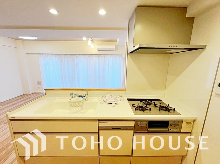 キッチン キッチンは家族の絆を育む大切な空間。シンプルで使い易いシステムキッチンで愉しく作る料理は愛情のある美味しいご馳走に。家族で使えるダイニングキッチンです。