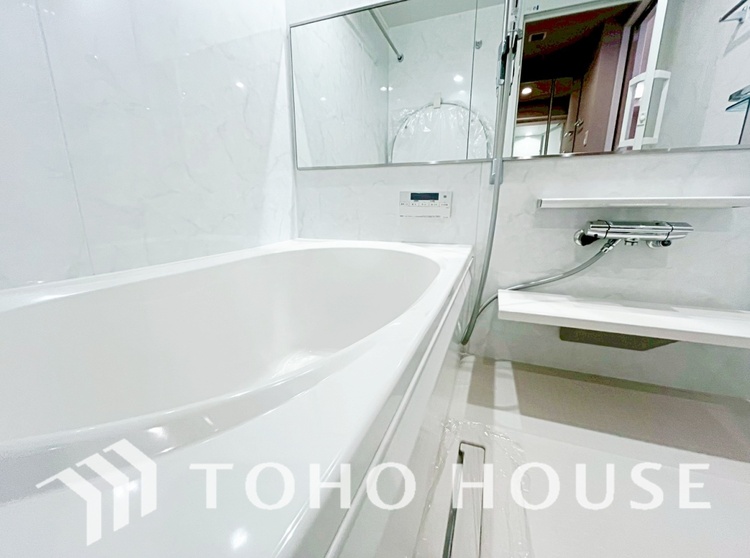 風呂 【浴室】《一日の疲れを落としてくれる場所は、落ち着く場所でなければならない》　高級感溢れるカラーと大きさ・柔らかな曲線で構成された半身浴も楽しめるバスタブが心地よさをもたらします。