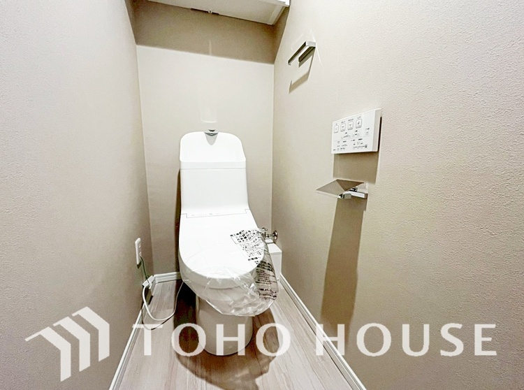 トイレ 清潔感あるホワイト調のクロスと温もり溢れるモダンカラーの床材が見事に調和した本邸宅は、毎日の生活を少しでも快適に過ごして頂ける様に落ち着いた雰囲気作りから行っています。