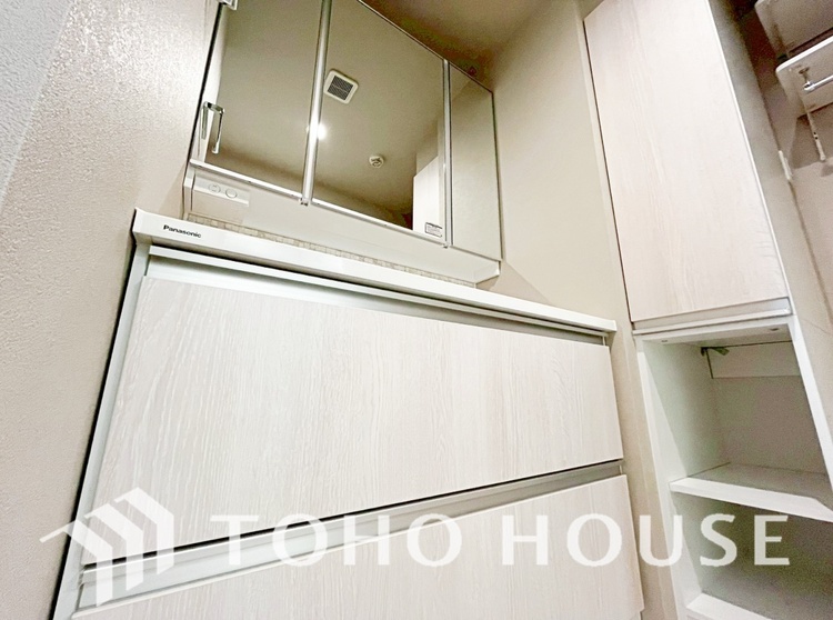 洗面 気持ちの良い朝をつくりだし、夕方には笑顔を取り戻させてくれるミラー。パウダールームはいつでも本来の自分を取り戻せる空間。明るく仕上げてあります。