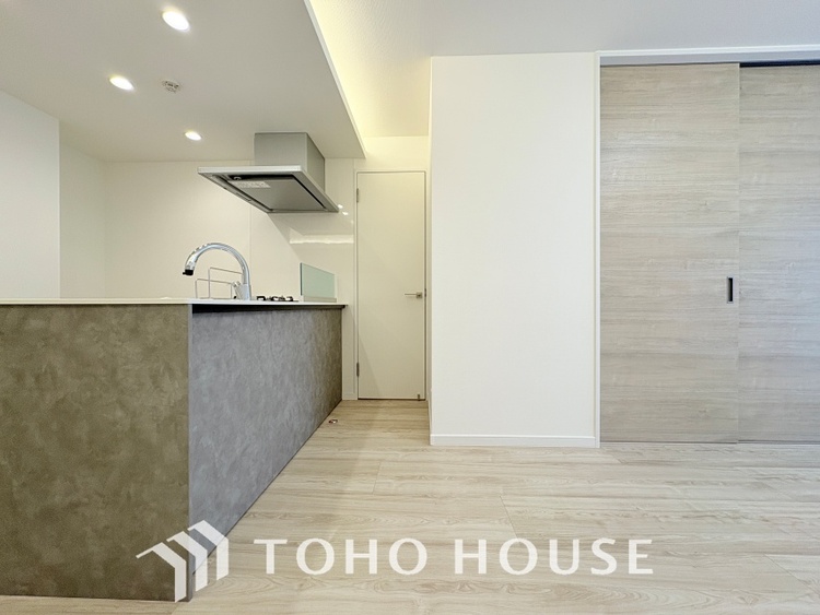 キッチン 【Kitchen】キッチンは家族の絆を育む大切な空間。シンプルで使い易いSystemKitchenで愉しく作る料理は愛情のある美味しいご馳走に。