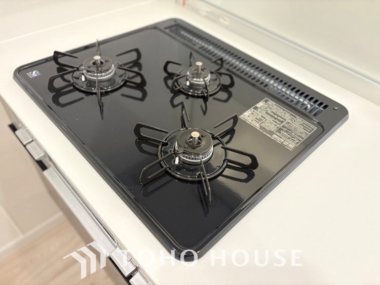 キッチン 毎日料理をする、料理が好き、家族が多くて量を作る必要がある、等の方々にとっては必須の3口コンロ。同時進行で効率アップはもちろん鍋を移動する回数が減り、無駄な動きを軽減することが出来ます。