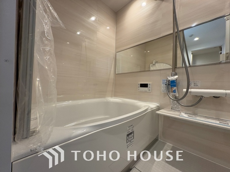 風呂 【Bathroom】『一日の疲れを落としてくれる場所は、一番落ち着く場所でなければならない』高級感溢れるカラーと大きさ・柔らかな曲線で構成された半身浴も楽しめるバスタブが心地よさをもたらします。