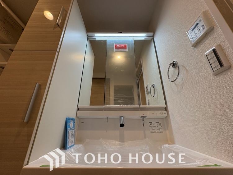 洗面 【Wash basin】十分な大きさの洗面台は収納もさる事ながら、身だしなみチェックや歯磨きなど、朝の慌ただしい時間でもホテルライクなスペースで余裕とゆとりを感じて頂けます。