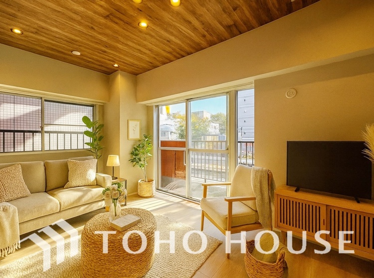 内装 ＊配置してある家具や小物はCGによるイメージ画像です。叶えたかったのは落ち着きのあるナチュラルな風合い、そして開放感があるリビング。