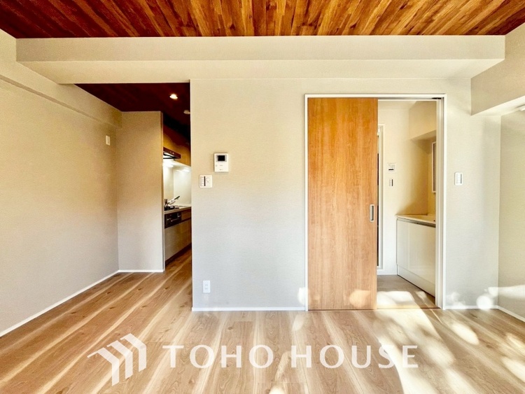 内装 ここはみんなが集い、食事と楽しい会話が始まる場所。話に夢中になりすぎて、ついつい時を忘れ、夜半過ぎになってしまう。そんな束の間の幸せを感じさせてくれます。