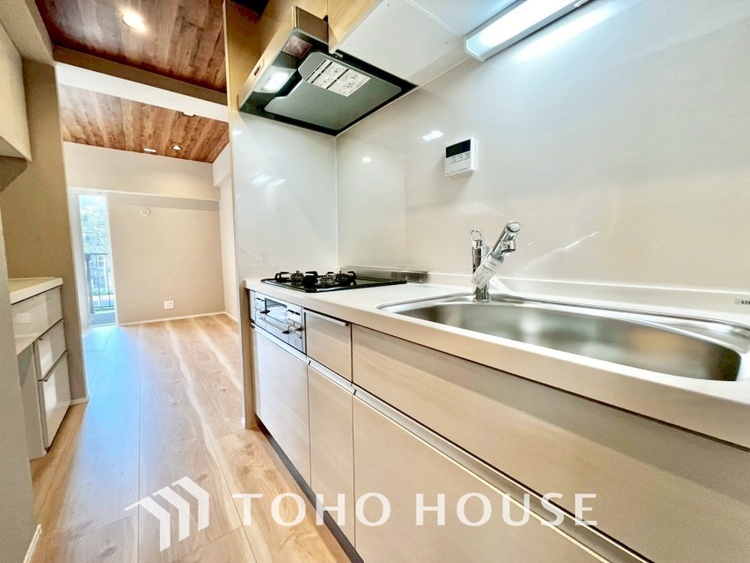 キッチン 手元の収納から、足元の収納までが全てスライド式で、奥のスペースまで有効に活用できます。奥まで上から見渡せるので、たまにしか使わない調理器具もサッと取出せます。