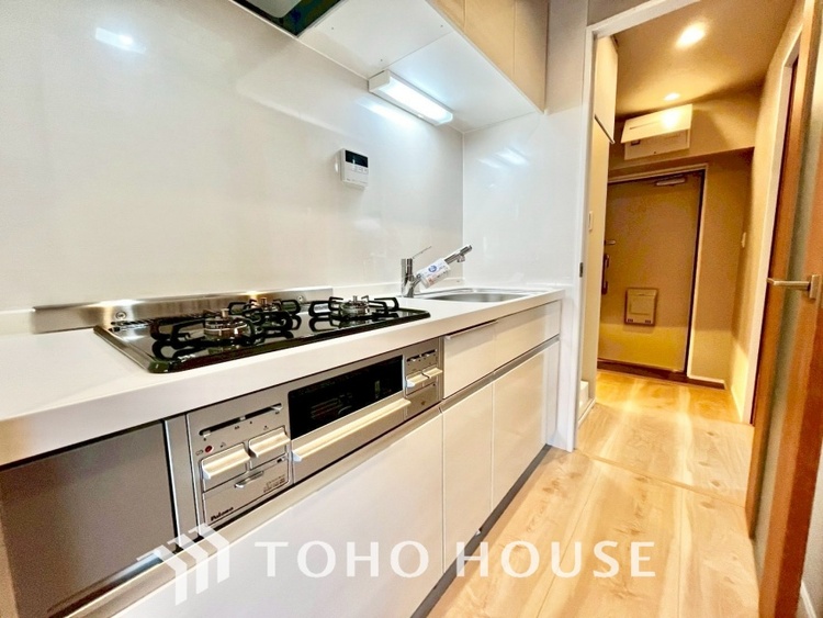 キッチン キッチンは家族の絆を育む大切な空間。シンプルで使い易いシステムキッチンで愉しく作る料理は愛情のある美味しいご馳走に。家族で使えるダイニングキッチンです。