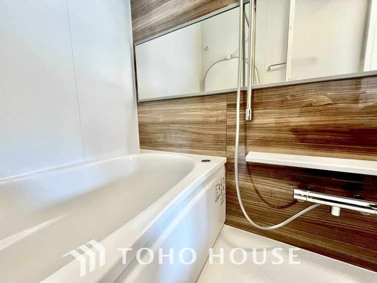 風呂 【浴室】《一日の疲れを落としてくれる場所は、落ち着く場所でなければならない》　高級感溢れるカラーと大きさ・柔らかな曲線で構成された半身浴も楽しめるバスタブが心地よさをもたらします。