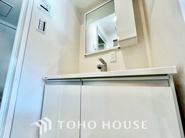 洗面 気持ちの良い朝をつくりだし、夕方には笑顔を取り戻させてくれるミラー。パウダールームはいつでも本来の自分を取り戻せる空間。明るく仕上げてあります。