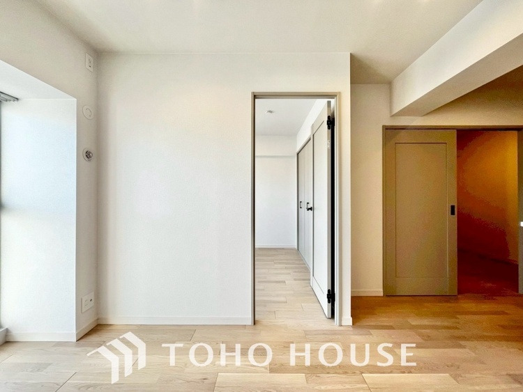 内装 ここはみんなが集い、食事と楽しい会話が始まる場所。話に夢中になりすぎて、ついつい時を忘れ、夜半過ぎになってしまう。そんな束の間の幸せを感じさせてくれます。