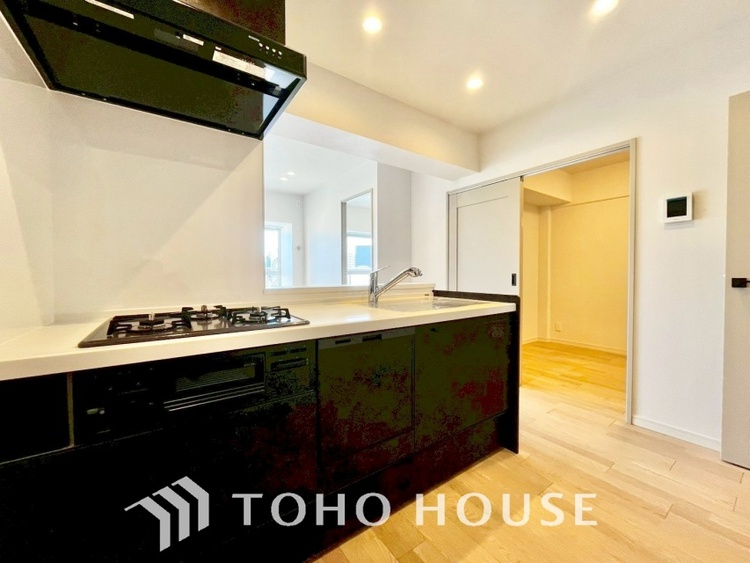 キッチン 手元の収納から、足元の収納までが全てスライド式で、奥のスペースまで有効に活用できます。奥まで上から見渡せるので、たまにしか使わない調理器具もサッと取出せます。