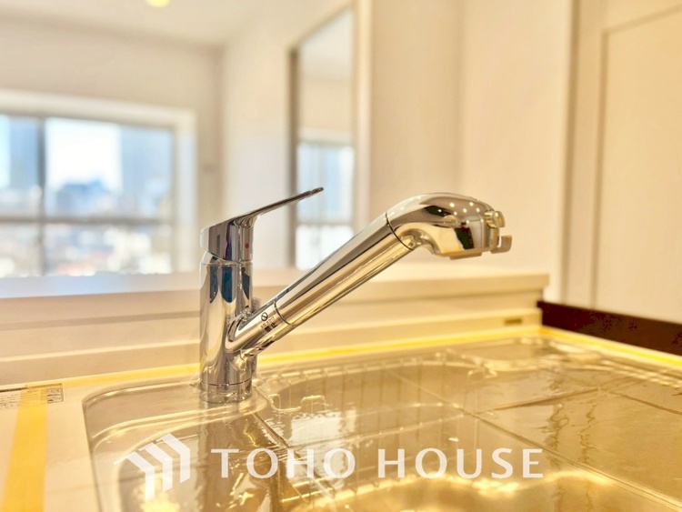 キッチン キッチンは家族の絆を育む大切な空間。シンプルで使い易いシステムキッチンで愉しく作る料理は愛情のある美味しいご馳走に。家族で使えるダイニングキッチンです。