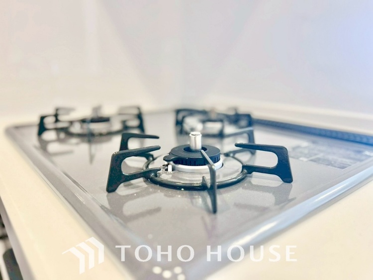 キッチン 広々としたキッチンのシンクは、料理の準備と片付けを楽にし、使いやすさを最大限に引き立てます。