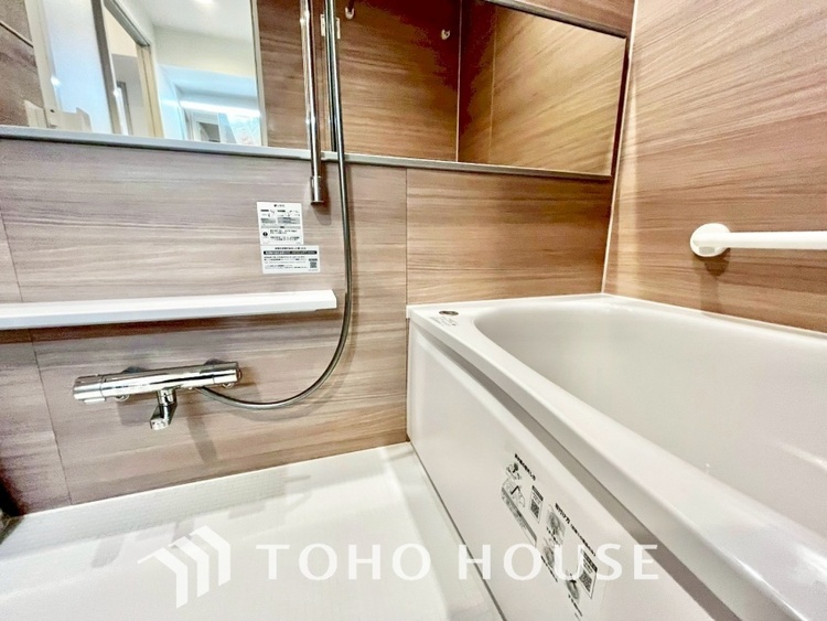 風呂 【浴室】《一日の疲れを落としてくれる場所は、落ち着く場所でなければならない》　高級感溢れるカラーと大きさ・柔らかな曲線で構成された半身浴も楽しめるバスタブが心地よさをもたらします。