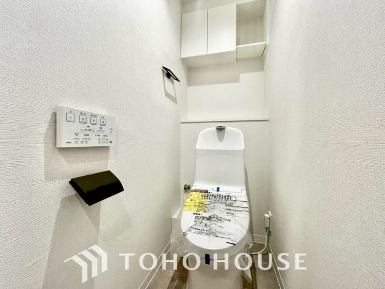 トイレ 清潔感あるホワイト調のクロスと温もり溢れるモダンカラーの床材が見事に調和した本邸宅は、毎日の生活を少しでも快適に過ごして頂ける様に落ち着いた雰囲気作りから行っています。