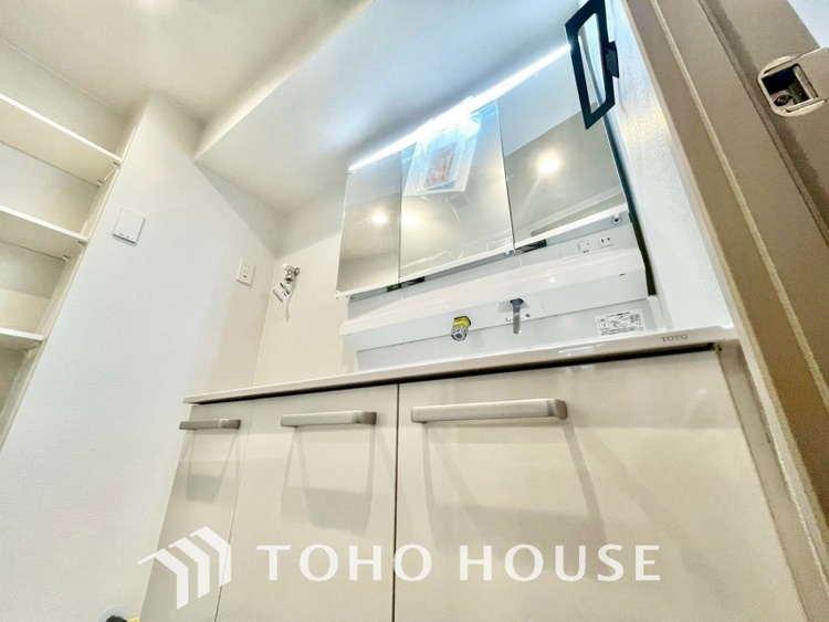 洗面 気持ちの良い朝をつくりだし、夕方には笑顔を取り戻させてくれるミラー。パウダールームはいつでも本来の自分を取り戻せる空間。明るく仕上げてあります。