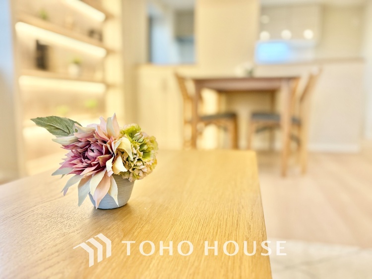 内装 ここにはみんなが集い、食事と楽しい会話が始まる。話に夢中になりすぎて、ついつい時を忘れ夜半過ぎになってしまう。そんな束の間の幸せを感じさせてくれる場所でありたい。