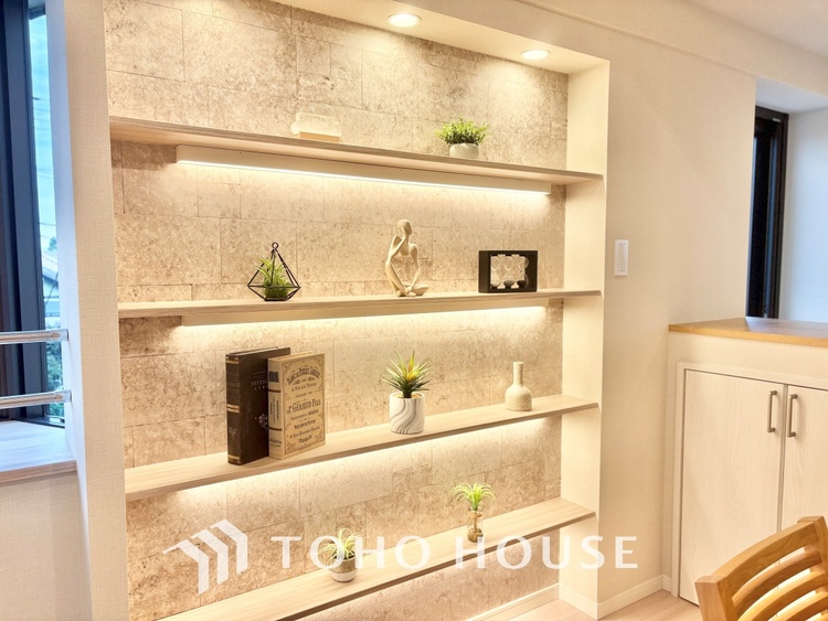 内装 大きなリビングは、高級感漂う設えとゆとりある広さで安心をもたらす特別な場所。暮らしの中心にふさわしい空間です。