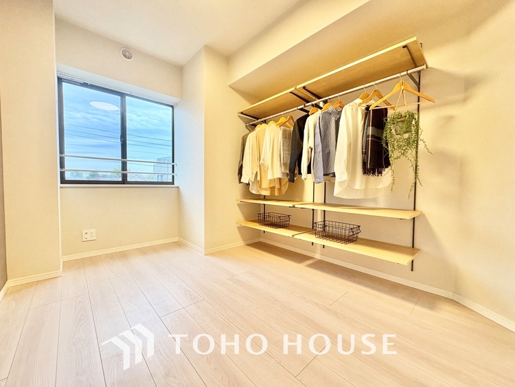 内装 堂々とした広さを誇るリビングは、優雅な開放感と安心感を兼ね備えた上質な空間。ご家族の時間を一層贅沢に演出します。