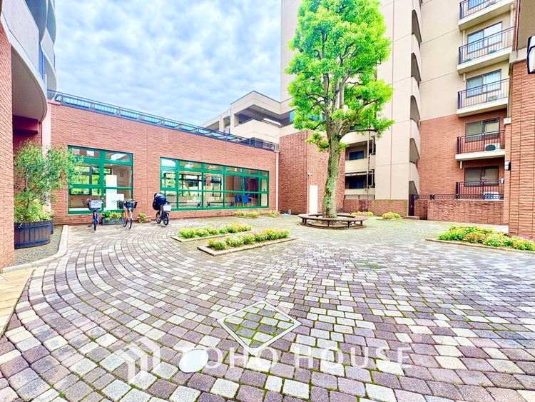 外観 堂々とした広さを誇るリビングは、優雅な開放感と安心感を兼ね備えた上質な空間。ご家族の時間を一層贅沢に演出します。