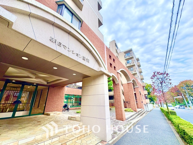 外観 明るく大きなリビングは、家族の安心と快適を育む空間。のびやかな広さが毎日の暮らしをより豊かに彩ります。