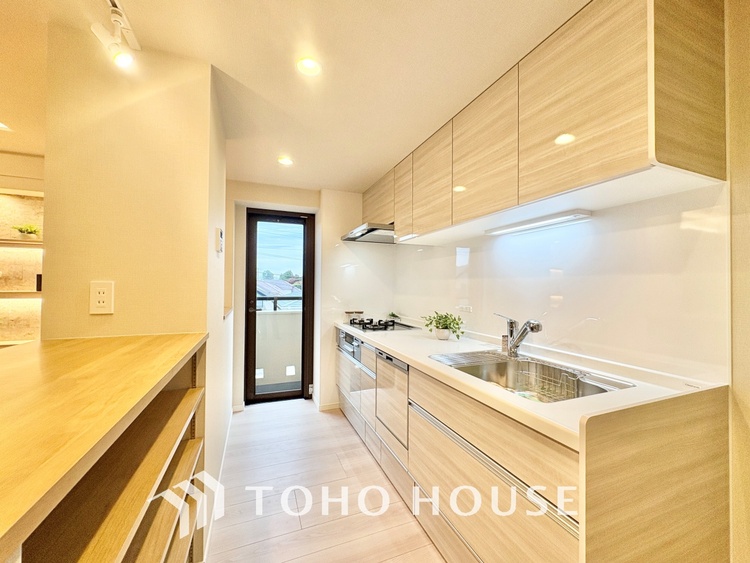 キッチン 上質な素材に囲まれたキッチンは、穏やかな時間が流れる特別な空間。洗練された料理が生まれる場所です。