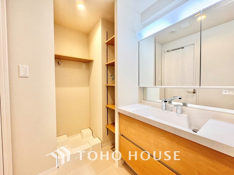 洗面 清潔感あふれる洗面化粧台で、毎日の身支度を快適にサポートします。