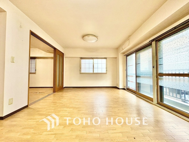 内装 太陽の光をスマートにリビングへ。時によって変化をもたらす採光。朝は目覚め、昼は安らぎ、そして夕時は温もりを。