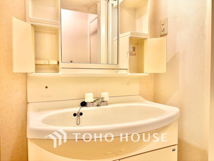 洗面 【Wash basin】十分な大きさの洗面台は収納力大。身だしなみチェックや歯磨きなど、朝の慌ただしい時間でも余裕とゆとりを感じられる。