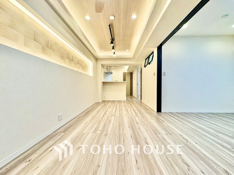 内装 太陽の光をスマートにリビングへ。時によって変化をもたらす採光。朝は目覚め、昼は安らぎ、そして夕時は温もりを。