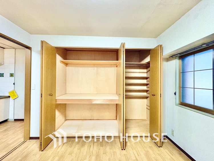 収納 壁一面の収納は、すっきりとした空間をもたらす。清潔感のあるスペースは「ただいま」の瞬間からくつろぎのスイッチを入れる。