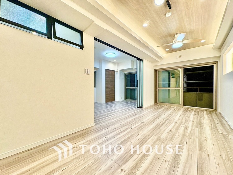 内装 太陽光をたくさん感じながら、明るく豊かな暮らしを約束する住まい。四季の移ろいを感じながら、我が子の成長を見守る。そんな家がここに。