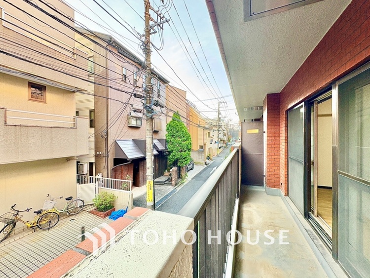 バルコニー ここからは空が遠くまで見える。紺碧、曇天、茜色。心もともに映り変わる。東京にもあったんだ。こんな景色が・・・。