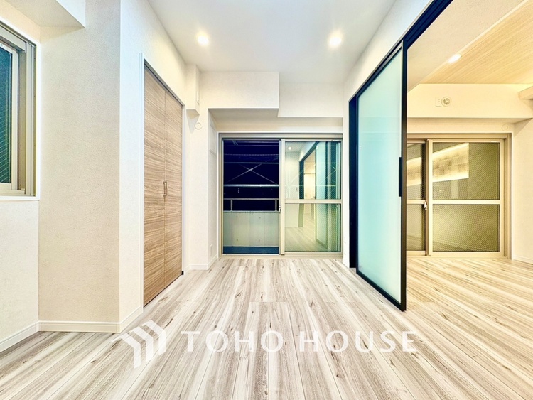 内装 プライベートルームでは静かに時を過ごしたい。読書をして、物思いにふける。光りに満たされた安らぎの空間。