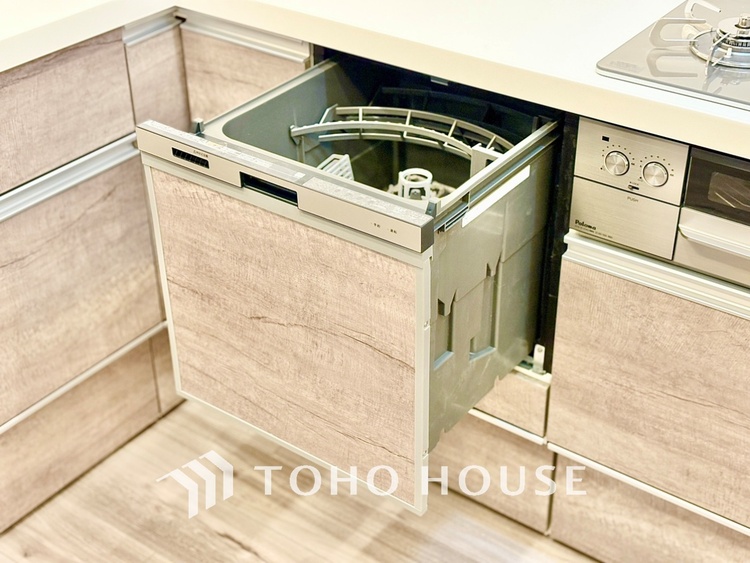 キッチン 家事の最も強い味方の一つ・・ビルトイン型の食器洗浄乾燥機。手洗いでは落ちない汚れも高温・高圧ですっきり。大幅な時短になるのが嬉しい。